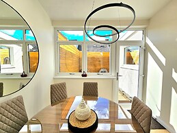 Modern Gem with free parking