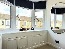 Modern Gem with free parking