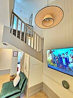 Modern Gem with free parking