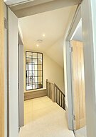 Modern Gem with free parking