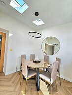 Modern Gem with free parking