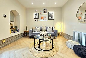 Modern Gem with free parking