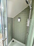 Modern Gem with free parking