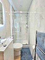 Modern Gem with free parking