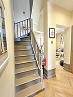 Modern Gem with free parking