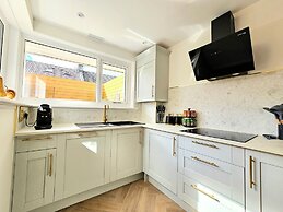 Modern Gem with free parking