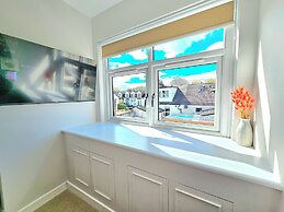 Modern Gem with free parking