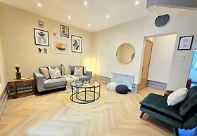 Modern Gem with free parking