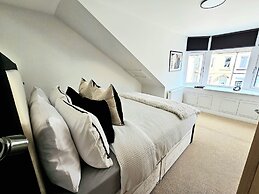 Modern Gem with free parking