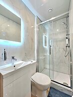 Modern Gem with free parking