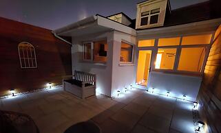 Modern Gem with free parking