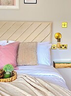 Modern Gem with free parking