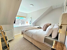 Modern Gem with free parking