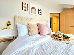 Modern Gem with free parking