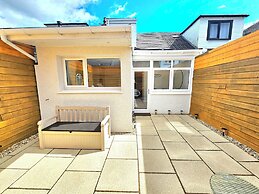 Modern Gem with free parking