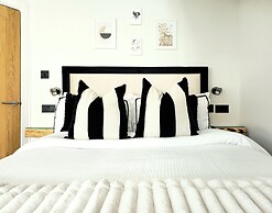 Modern Gem with free parking