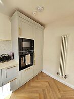 Modern Gem with free parking