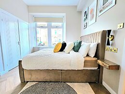 Modern Gem with free parking