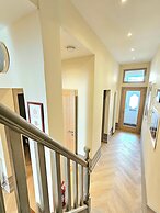 Modern Gem with free parking