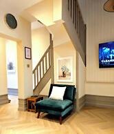 Modern Gem with free parking