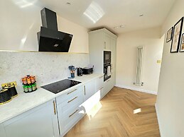 Modern Gem with free parking