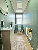 Modern Gem with free parking