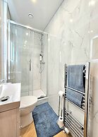 Modern Gem with free parking