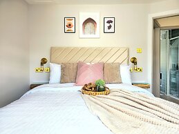 Modern Gem with free parking