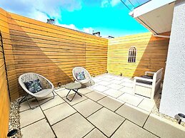 Modern Gem with free parking