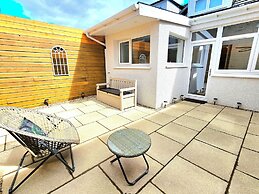 Modern Gem with free parking