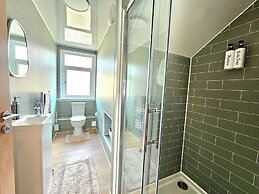 Modern Gem with free parking