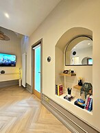 Modern Gem with free parking