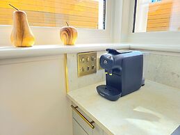 Modern Gem with free parking