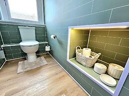 Modern Gem with free parking