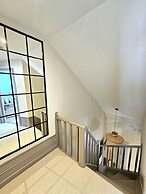 Modern Gem with free parking