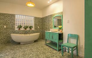 Sunnybeautiful 2-bdr apartment An Bang