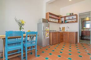 Sunnybeautiful 2-bdr apartment An Bang