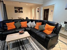 Captivating 5-bed House in Milton Keynes