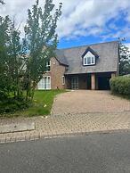 Captivating 5-bed House in Milton Keynes