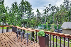 Anderson Island Home w/ Deck: Steps to Lake!