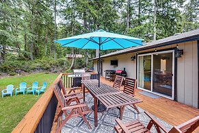 Anderson Island Home w/ Deck: Steps to Lake!