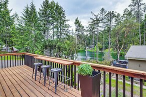 Anderson Island Home w/ Deck: Steps to Lake!