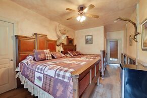 Rural Texas Villa w/ Hot Tub - Horses Welcome!