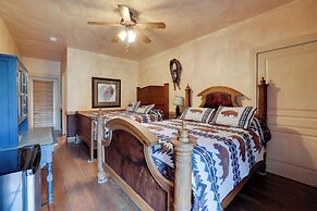 Rural Texas Villa w/ Hot Tub - Horses Welcome!