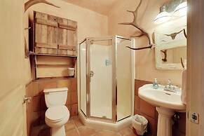 Rural Texas Villa w/ Hot Tub - Horses Welcome!