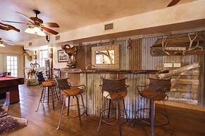 Rural Texas Villa w/ Hot Tub - Horses Welcome!