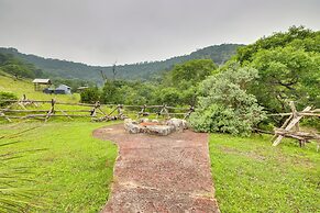 Rural Texas Villa w/ Hot Tub - Horses Welcome!