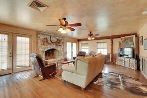 Rural Texas Villa w/ Hot Tub - Horses Welcome!