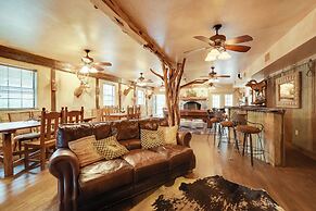 Rural Texas Villa w/ Hot Tub - Horses Welcome!