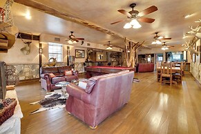 Rural Texas Villa w/ Hot Tub - Horses Welcome!